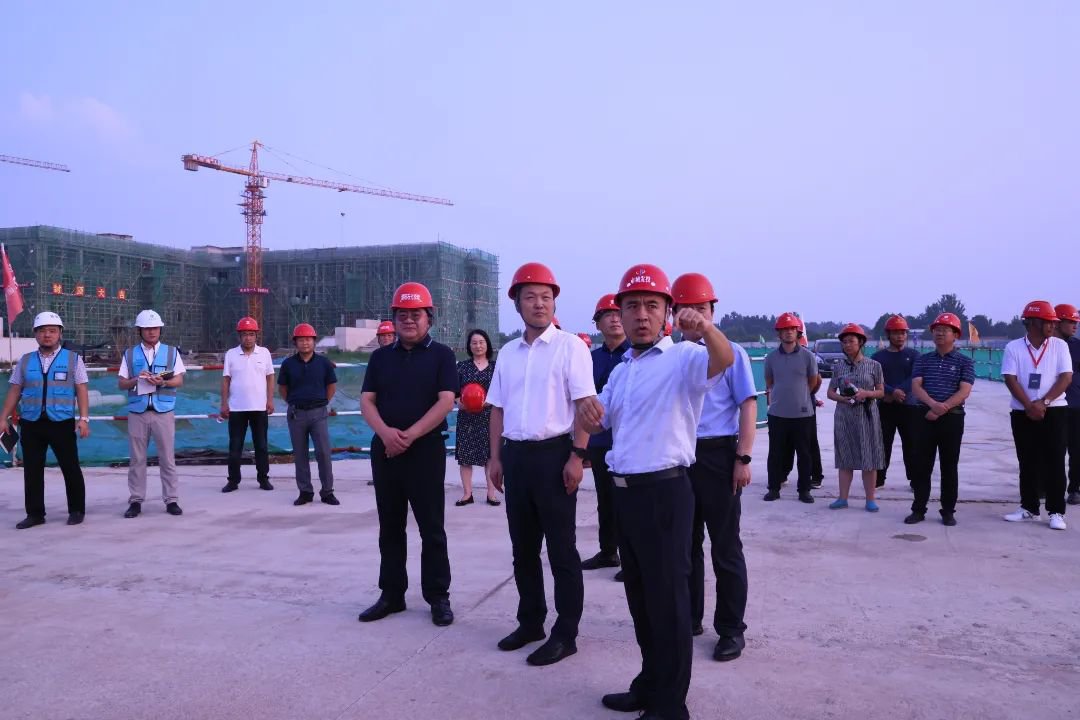 副市长周锋到世界滚球大赛直播新校区现场办公2.jpg