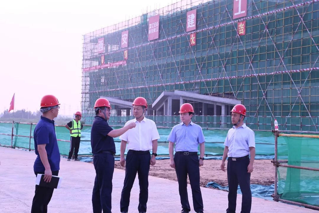 副市长周锋到世界滚球大赛直播新校区现场办公1.jpg